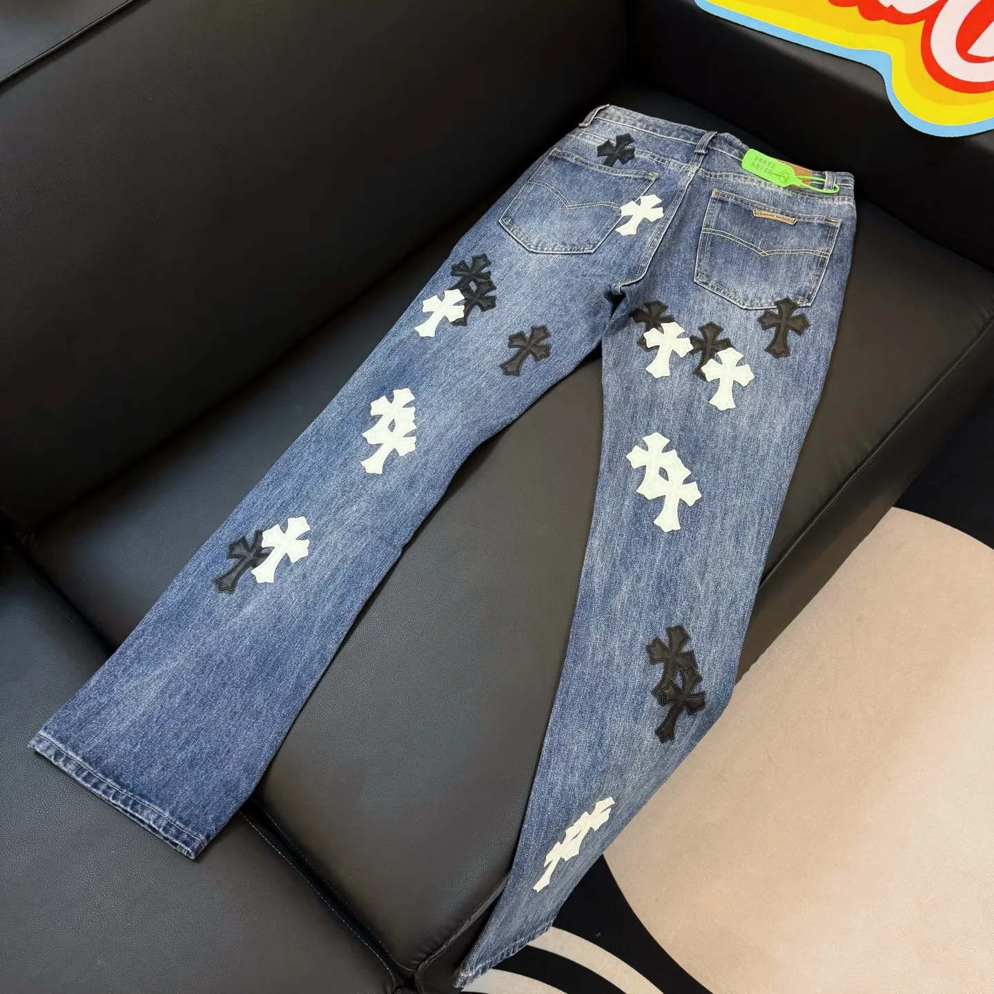 P260 Style number: D346 ChromeHearts Chrome washed blue and black and white leather straight pants, ceiling-level jeans, a pair is hard to find at the counter‼ ️About Zangyin✅This is an extremely luxurious fashion brand that can also be called the aristocracy of the high street. It has always been an exclusive brand for some hipsters or rich second generations. The color of this model is already very eye-catching by using a unique washed material. It is decorated with pink patch cross flowers, which cleverly highlights the charm of the brand. Secondly, this model adopts a classic high-waist cut design, which highlights the long legs and fashionable temperament of the upper body. The brand is highly recognizable and the slim-fitting configuration is more suitable for daily wear. The personality will be fashionable and the specifications can be seen at a glance. Materials and technology ✅ Needless to say, this point goes without saying. As an excellent craftsman brand, Zangyin's requirements for details and craftsmanship are really perfect. The washed color of this model has gone through a lot of processes, not to mention the embellishment of the denim appliqués. It is also purely handmade and sewn. Just like what they believe in, only handmade things have soul and have the meaning of wearing. A top-notch heavy-duty fashionable denim item, recommended by both hands‼ ️ Size: 28, 30, 32, 34, 36 (S-XXL) Color: blue Size reference: Pants length 100 102 104 106 106 Waist 72 76 80 84 88 Recommended weight S (about 130 pounds) M (about 120 pounds) L (about 140 pounds) XL (about 165) XXL (about 185)